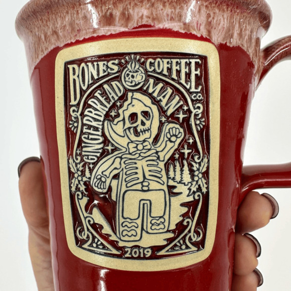 2019 Bones Coffee Gingerbread Man Deneen Pottery 14oz Commuter Red Sandy White - Picture 2 of 8